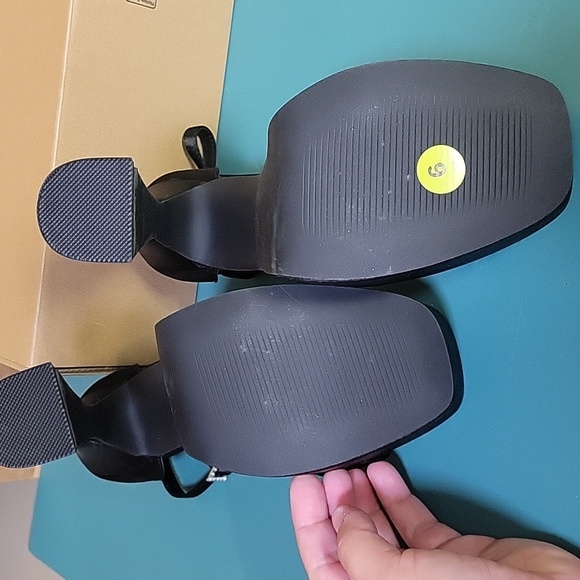 Woman shoe size 9 I'm not sure of the brand - Picture 5 of 6